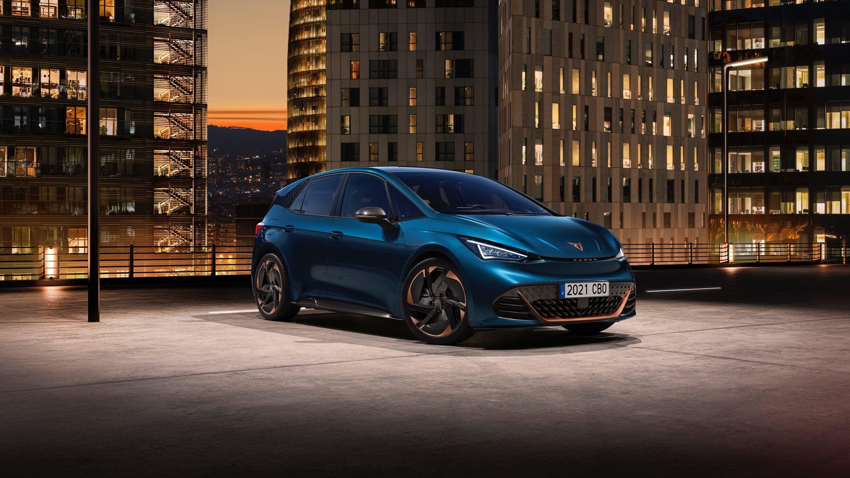 The new CUPRA Born aurora blue colour with Aero wheels