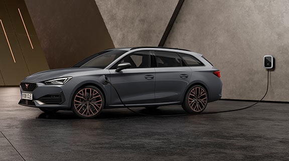 roof-view-of-the-cupra-leon-sportstourer-ehybrid-blue-matte-colour-with-copper-mirror-covers