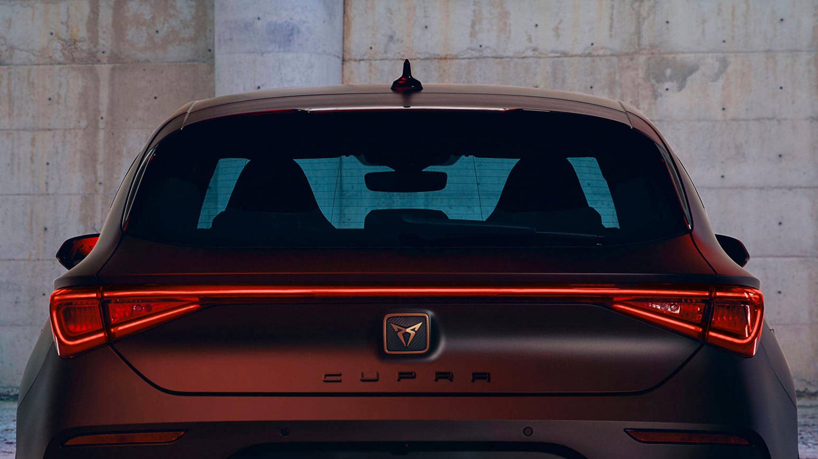 Close view of the LED headlight of the new CUPRA Leon five doors.