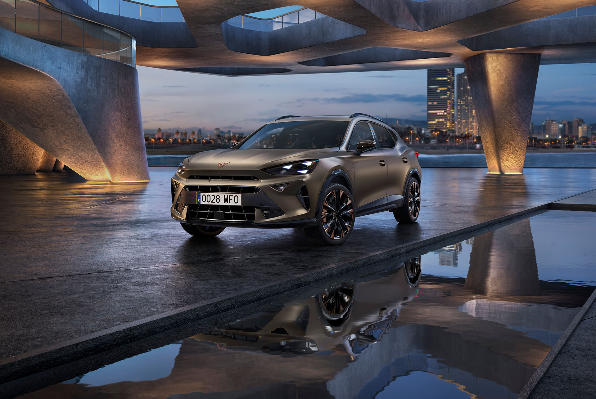 A three quarter front view of the new CUPRA Formentor 2024 car, in the century bronze matt colour.