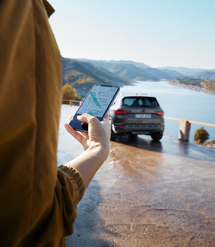 woman-connected-to-cupra-connect-via-smartphone