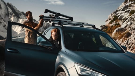 Man adjusting the extanble ski rack on the CUPRA Formentor