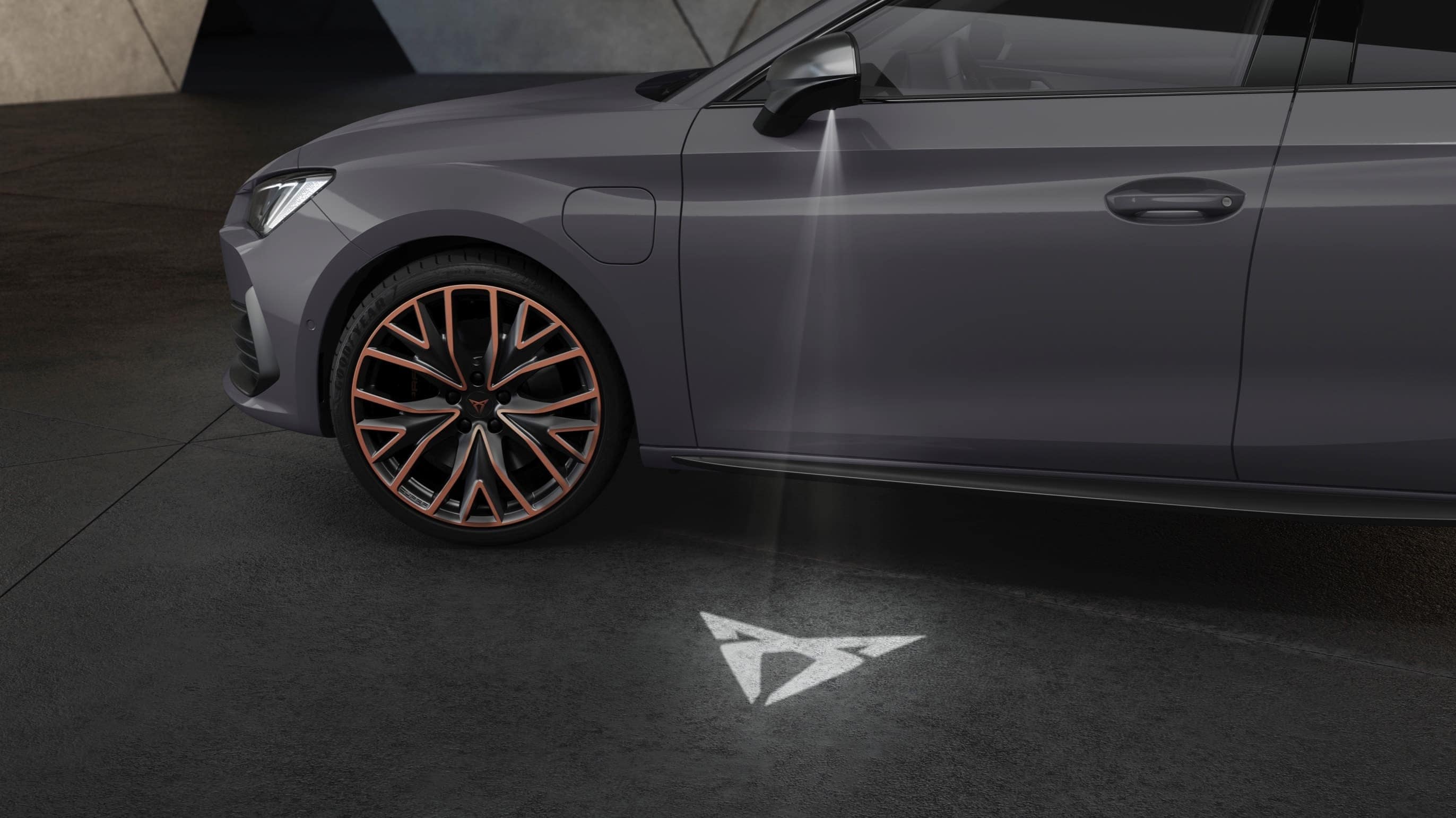 Welcome light of the new CUPRA Leon five doors ehybrid. 