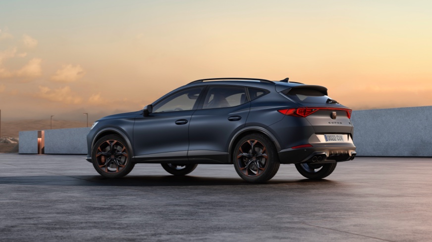 https://www.cupraofficial.ie/content/dam/public/cupra-website/myco/2325/cars/cupra-range/formentor/overview/gallery-component-highlights/x-large/cupra-formentor-compact-suv-with-dynamic-rear-spoiler.jpg